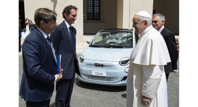 Papst Franziskus gewährt Stellantis eine Audienz, um mehr über das neue Unternehmen und die vom neuen Fiat 500 repräsentierte nachhaltige Mobilität zu erfahren