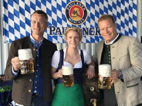 Neu gewählte Bayerische Bierkönigin Johanna Seiler lernt anzapfen!