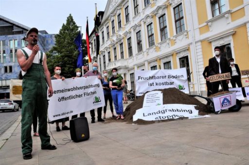 Öffentliches Land in Bauern- und Bäuerinnenhand!