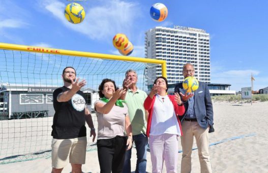 Sportministerin Stefanie Drese eröffnete die Saison 2021 auf dem AOK ACTIVE BEACH