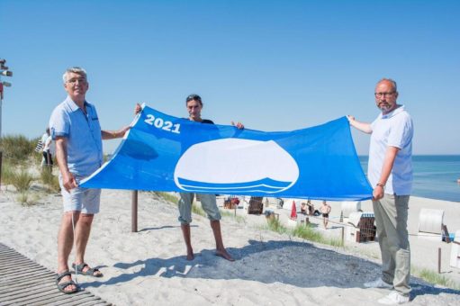 Sicheres Baden: Blaue Flagge weht in Warnemünde und Markgrafenheide