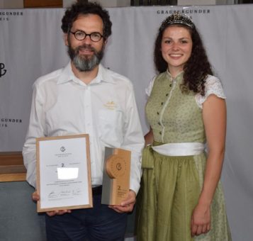 Pokal für den Oberkircher Grauburgunder