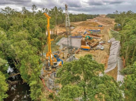 Bauer führt Bohrpfahlarbeiten für den Ausbau des Bruce Highway – Cooroy to Curra, Woondum to Curra in Australien aus