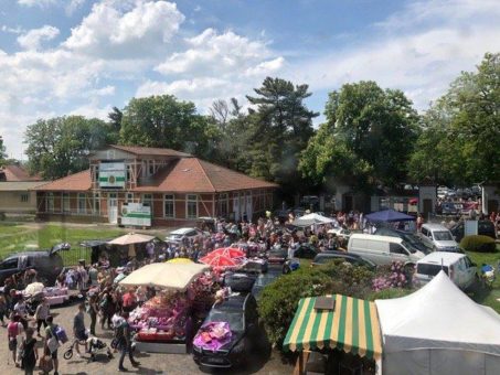 Der größte Wühltisch der Stadt – XXL Secondhandflohmarkt auf der Galopprennbahn