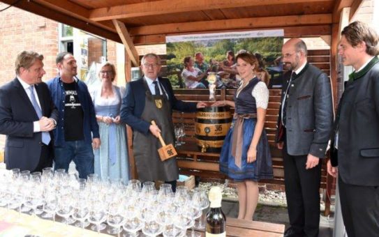 Bayerischer Brauerbund und DEHOGA Bayern verleihen die „Goldene BierIdee 2021“ an Johann Kalb, dem Landrat des Landkreises Bamberg, für die Initiative „36 Kreisla“