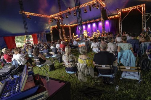 Zugabe im Kulturzelt: Nach den Theatern heißt es „Bühne frei“ für Jazz, Tanz, Zirkus und Kabarett in der „Klotze“