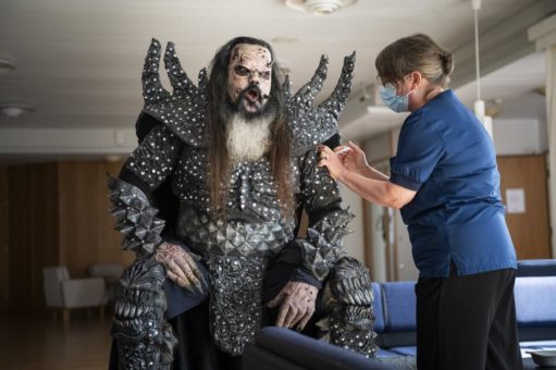 LORDI – „Sie hatten eine große Nadel – genau deshalb war ich hier“ – Mr. Lordi lässt sich bei einer Impf-Veranstaltung im finnischen Rovaniemi seine zweite Dosis verabreichen – im November rockt er mit vollem Impfschutz und sieben (!) Studioalben!