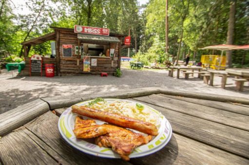 Gegrillte Speisen mit abendlichem Spaziergang durch den Wildpark.