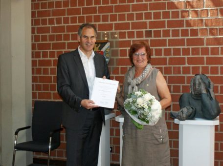 Gabriele Paulus-Mayer mit der Ehrennadel des Landes Rheinland-Pfalz ausgezeichnet