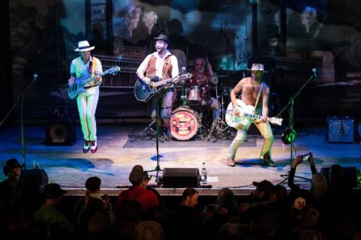 Zwei Himmelhunde auf dem Weg zur Party: SpencerHill-Festival in der Westernstadt Templin