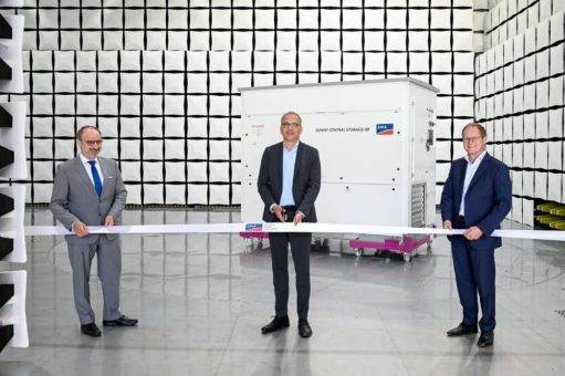 Hessischer Wirtschaftsminister Tarek Al-Wazir eröffnet neues SMA Testzentrum