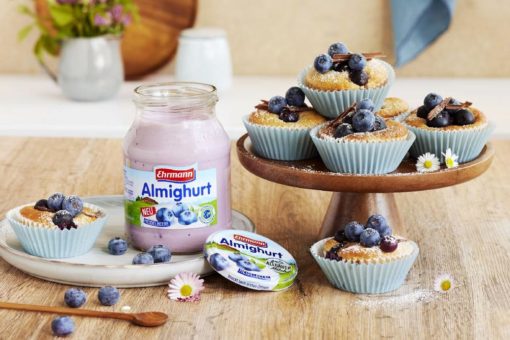 Neues aus der Familien-Molkerei Ehrmann: Fruchtig-frische Verlockung – Heidelbeer-Joghurt-Muffins mit Almighurt und guter Allgäuer Milch