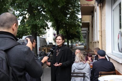 Lichtenberger Kiezkneipe „Morgen wird besser“ nach Brandanschlag wiedereröffnet