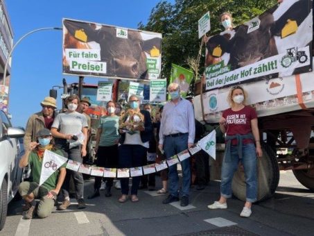 Für einen agrarpolitischen Richtungswechsel: Bäuerinnen und Bauern der AbL übergeben Forderungen und Erntedankkronen