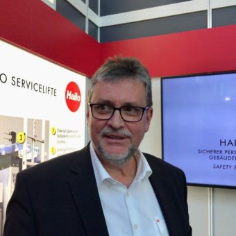 Kräfteschonend, sicher, ergonomisch: industrielle Service-Lifte von Hailo Professional