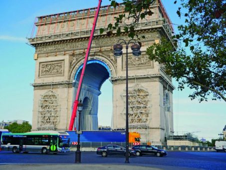 Zurrgurte von Dortmunder Familienunternehmen sichern Verhüllung des Arc de Triomphe