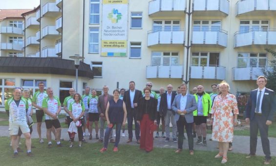 Öffentlichkeit für Rehabilitation schaffen: Reha- und Bäderradtour zu Gast im Dr. Becker Neurozentrum Niedersachsen