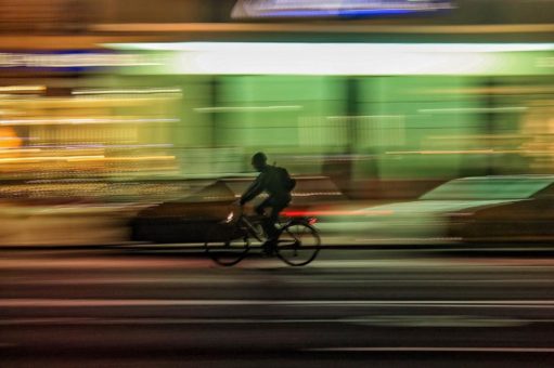 Licht ins Dunkel: So kommen Fußgänger und Radfahrer sicher durch Herbst und Winter