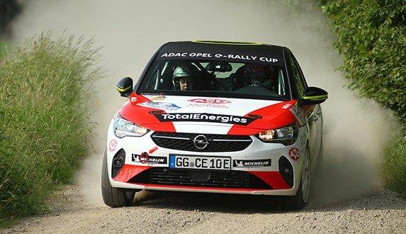 0,9 Sekunden haben entschieden – AvD Team Max Reiter/Lina Meter Dritte bei Premiere des Opel e-Rally Cup