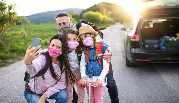 Verreisen: Auf länderspezifische Regelungen bei Hygiene- und Verkehrsregeln achten