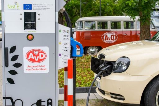 AvD nimmt öffentliche Schnellladestation in Betrieb