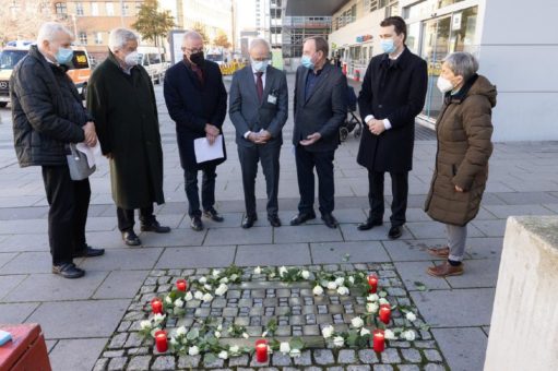 36 Stolpersteine und 2 Stolperschwellen am UKL mahnen, nicht zu vergessen