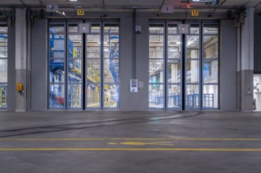 Riesentore für futuristisches Depot