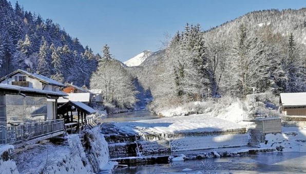 Lautlos durch das winterliche Voralpenland: Mit Winter-Wanderschuhen und im E-Auto die Landschaft der Deutschen Alpenstraße nachhaltig erleben