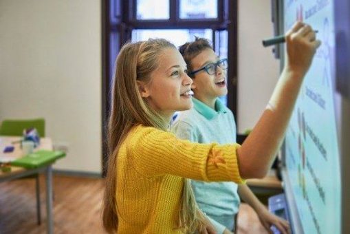 DEVK verlost 200 Spenden à 10.000 Euro für digitale Schulausstattung