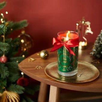 Lebkuchen, Bratapfel und Tannenbaum ‒ JuwelKerze bietet die passenden Duftkerzen zum Weihnachtsfest mit Schmuck im Inneren