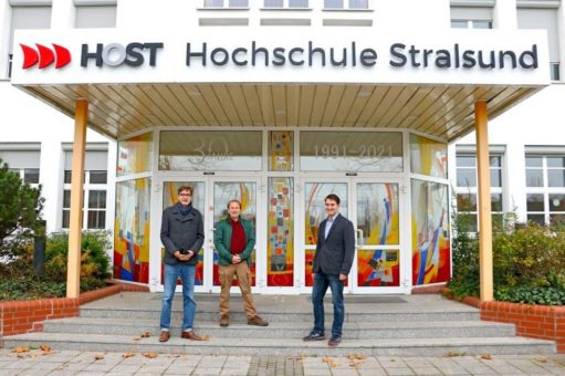 Glasmaler gestaltet den Haupteingang der Hochschule Stralsund