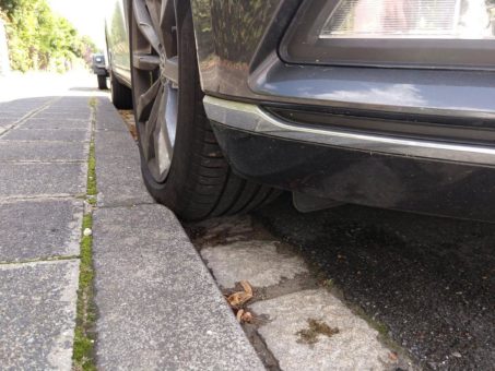 Falsches Parken kann Reifen teuer zu stehen kommen