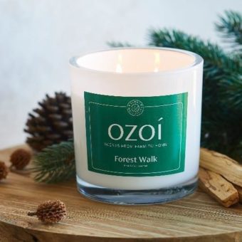 Waldspaziergang für Zuhause – „Forest Walk“‒ Duftkerze von OZOÍ sorgt für echtes Waldfeeling