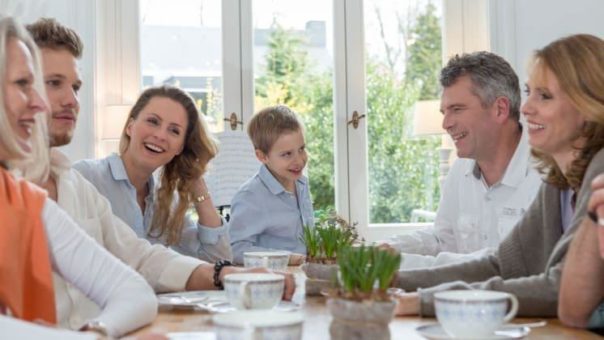 Gutes Hören stärkt zwischenmenschliche Beziehungen in Familie und Freundeskreis