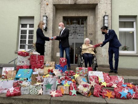 Senioreneinrichtung erhält Geschenke vom Wunschbaum der FOM Hochschule Neuss