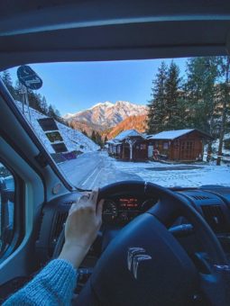 Trend Wintercamping: Vom Camper auf die Piste