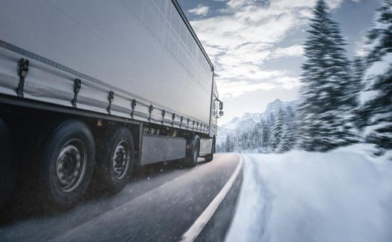 Achtung: Gefährliche Eisplatten auf Lkw