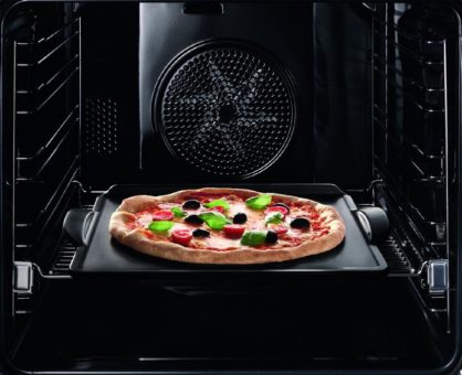 Pizza wie frisch aus dem Steinofen – mit dem neuen Gourmet Back- und Pizzastein von Miele