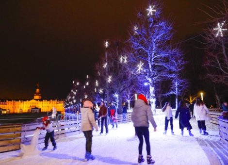 60.000 begeisterte Wintersportler flitzten vor dem Schloss übers Eis