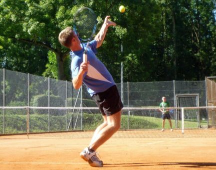 Warum so viele Tennisspieler unter Rückenschmerzen leiden und was sie dagegen tun können