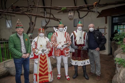 Jecke Gäste bei Faultier und Co.: Kölner Dreigestirn besucht „Arnulf-und-Elizabeth-Reichert-Haus“ im Kölner Zoo