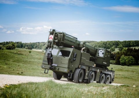 Liebherr liefert erste geschützte Mobil- und Bergekrane an die Bundeswehr aus – Fahrer- und Krankabinen mit Rheinmetall-Schutztechnologie