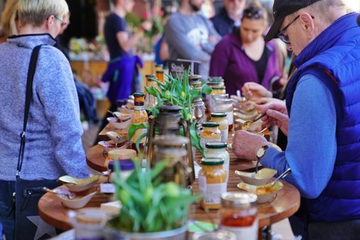 Bunte Blumen und Osterdekoration auf dem Hofgut Dagobertshausen – VILA VITA Marburg lädt am 26. und 27. März zum Frühlingsmarkt ein