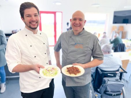 Senioren genießen Mittagessen und Geselligkeit