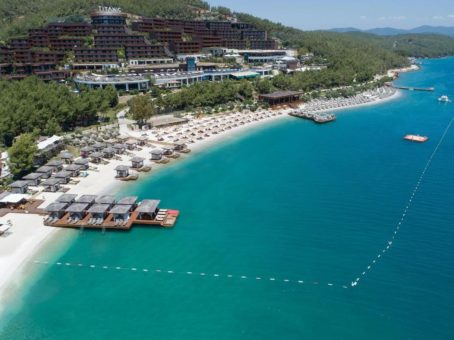 Top-Stars im Titanic Deluxe Bodrum an der Güvercinlik-Bucht läuten Sommersaison ein