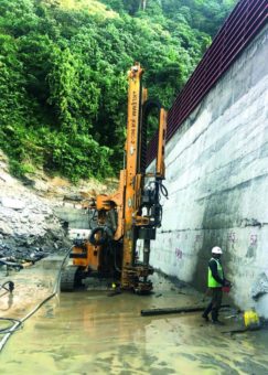 Bauer stellt Dichtwand für Wasserkraftwerk in Nepal her