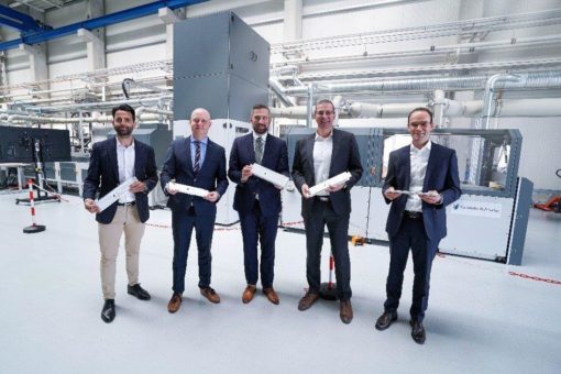 Staatsminister Martin Dulig und Landtagsabgeordneter Henning Homann zu Besuch in Döbeln: Spannende Einsichten in zukunftsweisende Batterietechnik