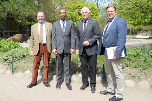 US-Generalkonsul Darion Akins zu Besuch im Tierpark Hagenbeck