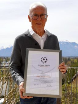 Deutscher Fussball Botschafter E.V. zeichnet Franz Beckenbauer für sein Lebenswerk aus