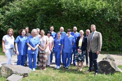 Leben mit einer Maschine: Dialyse-Team begleitet Patienten seit 50 Jahren